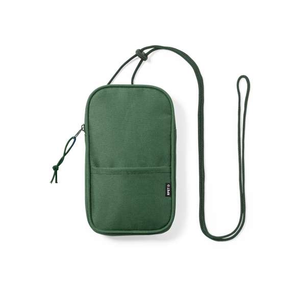 Clásico portamóvil de línea nature, fabricado en resistente poliéster 600D RPET. Compartimento principal con cierre de cremallera invisible a juego y tirador de cordón. Con cinta bandolera a juego, bolsillo exterior, e interior forrado. Disponible en variada gama de colores, con etiqueta RPET en bolsillo exterior. El material RPET se elabora a partir de plástico reciclado, para así fomentar la reutilización de residuos plásticos y ayudar a la sostenibilidad del planeta.