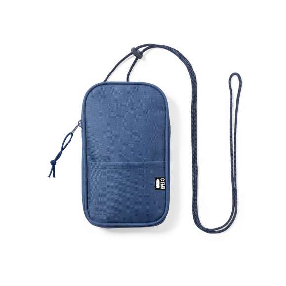 Clásico portamóvil de línea nature, fabricado en resistente poliéster 600D RPET. Compartimento principal con cierre de cremallera invisible a juego y tirador de cordón. Con cinta bandolera a juego, bolsillo exterior, e interior forrado. Disponible en variada gama de colores, con etiqueta RPET en bolsillo exterior. El material RPET se elabora a partir de plástico reciclado, para así fomentar la reutilización de residuos plásticos y ayudar a la sostenibilidad del planeta.