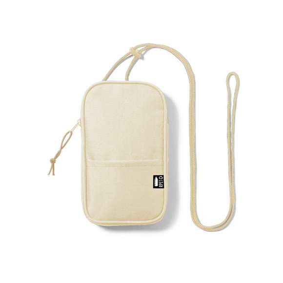 Clásico portamóvil de línea nature, fabricado en resistente poliéster 600D RPET. Compartimento principal con cierre de cremallera invisible a juego y tirador de cordón. Con cinta bandolera a juego, bolsillo exterior, e interior forrado. Disponible en variada gama de colores, con etiqueta RPET en bolsillo exterior. El material RPET se elabora a partir de plástico reciclado, para así fomentar la reutilización de residuos plásticos y ayudar a la sostenibilidad del planeta.