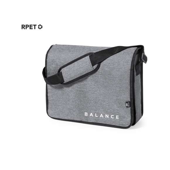 Bandolera fabricada en resistente poliéster 600D RPET. Completamente acolchada, con amplia solapa frontal, cierre de velcro y ribete en negro. Compartimento principal con forro interior, con cinta bandolera ajustable y acolchado para hombro. Con distintivo RPET en etiqueta exterior.El material RPET se elabora a partir de plástico reciclado, para así fomentar la reutilización de residuos plásticos y ayudar a la sostenibilidad del planeta.