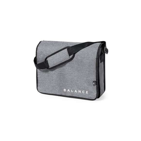 Bandolera fabricada en resistente poliéster 600D RPET. Completamente acolchada, con amplia solapa frontal, cierre de velcro y ribete en negro. Compartimento principal con forro interior, con cinta bandolera ajustable y acolchado para hombro. Con distintivo RPET en etiqueta exterior.El material RPET se elabora a partir de plástico reciclado, para así fomentar la reutilización de residuos plásticos y ayudar a la sostenibilidad del planeta.