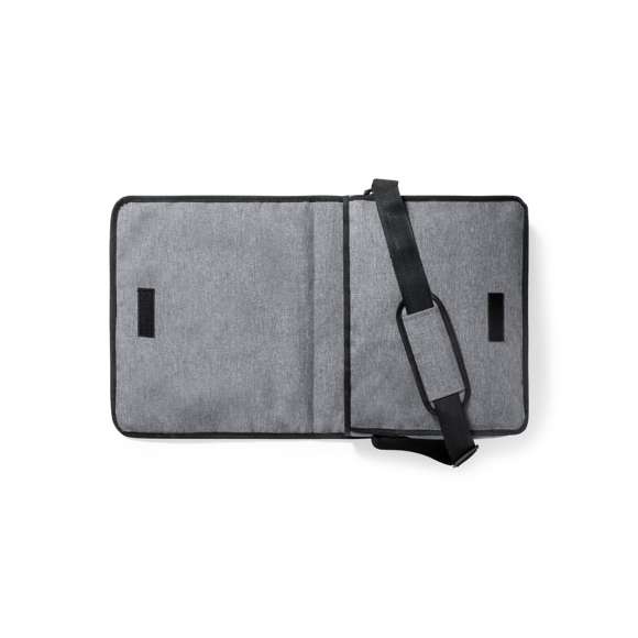 Bandolera fabricada en resistente poliéster 600D RPET. Completamente acolchada, con amplia solapa frontal, cierre de velcro y ribete en negro. Compartimento principal con forro interior, con cinta bandolera ajustable y acolchado para hombro. Con distintivo RPET en etiqueta exterior.El material RPET se elabora a partir de plástico reciclado, para así fomentar la reutilización de residuos plásticos y ayudar a la sostenibilidad del planeta.