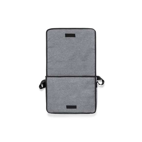 Bandolera fabricada en resistente poliéster 600D RPET. Completamente acolchada, con amplia solapa frontal, cierre de velcro y ribete en negro. Compartimento principal con forro interior, con cinta bandolera ajustable y acolchado para hombro. Con distintivo RPET en etiqueta exterior.El material RPET se elabora a partir de plástico reciclado, para así fomentar la reutilización de residuos plásticos y ayudar a la sostenibilidad del planeta.
