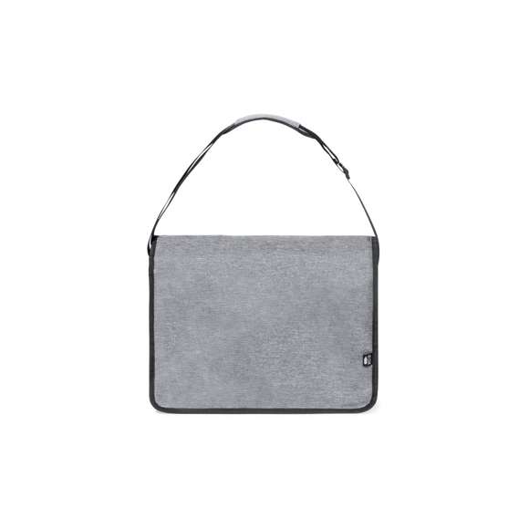 Bandolera fabricada en resistente poliéster 600D RPET. Completamente acolchada, con amplia solapa frontal, cierre de velcro y ribete en negro. Compartimento principal con forro interior, con cinta bandolera ajustable y acolchado para hombro. Con distintivo RPET en etiqueta exterior.El material RPET se elabora a partir de plástico reciclado, para así fomentar la reutilización de residuos plásticos y ayudar a la sostenibilidad del planeta.