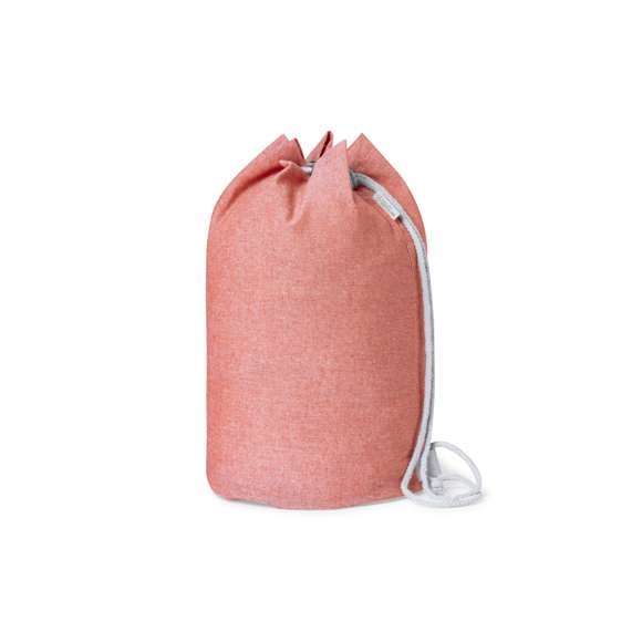 Petate de línea nature fabricado en 100% algodón reciclado de 200g/m2. Con cordón de cierre en algodón y resistentes argollas metálicas. Disponible en variada gama de colores, con distintivo algodón reciclado en etiqueta exterior.  Certificación GRS (Global Recycled Standard / Estándar de Reciclaje Global), que garantiza el origen reciclado del material usado para fabricar el producto