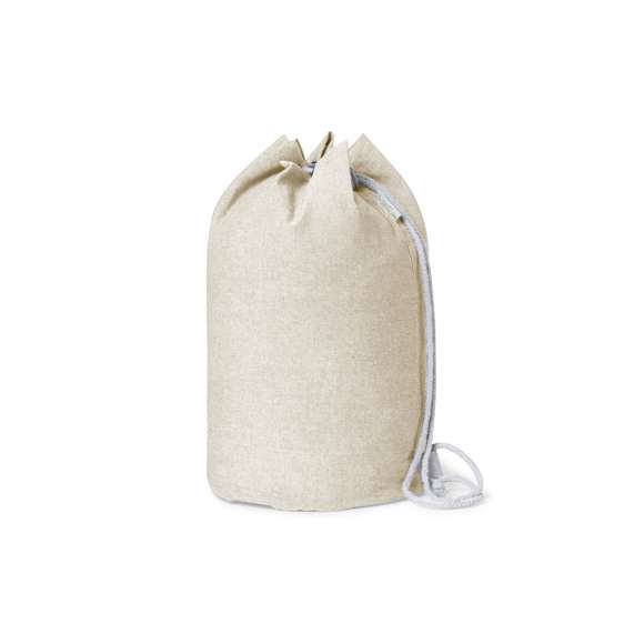 Petate de línea nature fabricado en 100% algodón reciclado de 200g/m2. Con cordón de cierre en algodón y resistentes argollas metálicas. Disponible en variada gama de colores, con distintivo algodón reciclado en etiqueta exterior.  Certificación GRS (Global Recycled Standard / Estándar de Reciclaje Global), que garantiza el origen reciclado del material usado para fabricar el producto
