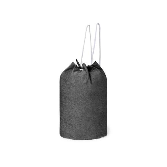 Petate de línea nature fabricado en 100% algodón reciclado de 200g/m2. Con cordón de cierre en algodón y resistentes argollas metálicas. Disponible en variada gama de colores, con distintivo algodón reciclado en etiqueta exterior.  Certificación GRS (Global Recycled Standard / Estándar de Reciclaje Global), que garantiza el origen reciclado del material usado para fabricar el producto