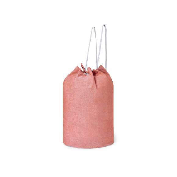 Petate de línea nature fabricado en 100% algodón reciclado de 200g/m2. Con cordón de cierre en algodón y resistentes argollas metálicas. Disponible en variada gama de colores, con distintivo algodón reciclado en etiqueta exterior.  Certificación GRS (Global Recycled Standard / Estándar de Reciclaje Global), que garantiza el origen reciclado del material usado para fabricar el producto