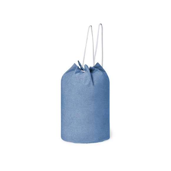 Petate de línea nature fabricado en 100% algodón reciclado de 200g/m2. Con cordón de cierre en algodón y resistentes argollas metálicas. Disponible en variada gama de colores, con distintivo algodón reciclado en etiqueta exterior.  Certificación GRS (Global Recycled Standard / Estándar de Reciclaje Global), que garantiza el origen reciclado del material usado para fabricar el producto