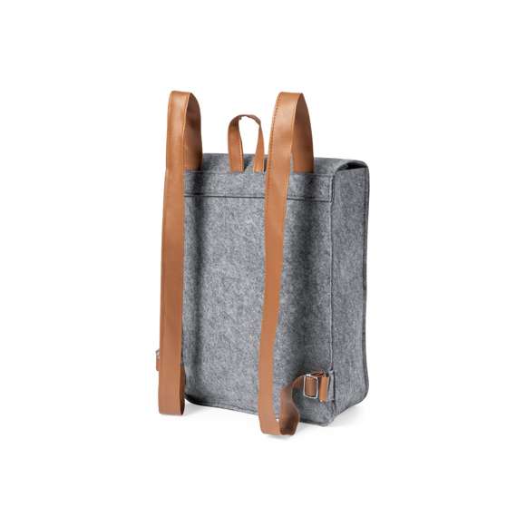 Mochila de diseño fabricada en resistente fieltro RPET, con tiras de cierre, asa de transporte y cintas para hombros en polipiel. Amplio compartimento principal, solapa con tiras ajustables y cierre de hebilla metálica. Con cintas para hombros ajustables y distintivo RPET en etiqueta exterior.El fieltro RPET es fruto de la combinación del proceso de reciclaje de materiales plásticos junto con la técnica milenaria de fabricación del fieltro, dando como resultado un material de eco-tendencia que, además de ser de origen reciclado, también se convierte en reciclable.