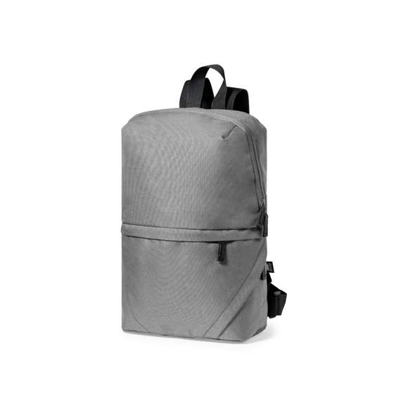 Mochila fabricada en resistente poliéster 600D RPET. Compartimento principal con cierre de cremallera invisible, doble bolsillo exterior y cintas para hombros ajustables. Disponible en variada gama de colores, con distintivo RPET en etiqueta exterior.  El material RPET se elabora a partir de plástico reciclado, para así fomentar la reutilización de residuos plásticos y ayudar a la sostenibilidad del planeta.