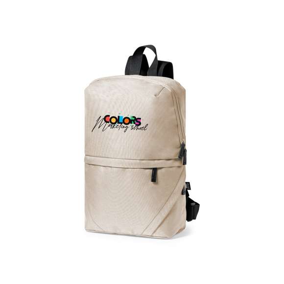 Mochila fabricada en resistente poliéster 600D RPET. Compartimento principal con cierre de cremallera invisible, doble bolsillo exterior y cintas para hombros ajustables. Disponible en variada gama de colores, con distintivo RPET en etiqueta exterior.  El material RPET se elabora a partir de plástico reciclado, para así fomentar la reutilización de residuos plásticos y ayudar a la sostenibilidad del planeta.