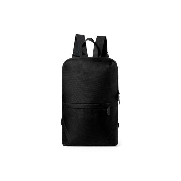 Mochila fabricada en resistente poliéster 600D RPET. Compartimento principal con cierre de cremallera invisible, doble bolsillo exterior y cintas para hombros ajustables. Disponible en variada gama de colores, con distintivo RPET en etiqueta exterior.  El material RPET se elabora a partir de plástico reciclado, para así fomentar la reutilización de residuos plásticos y ayudar a la sostenibilidad del planeta.