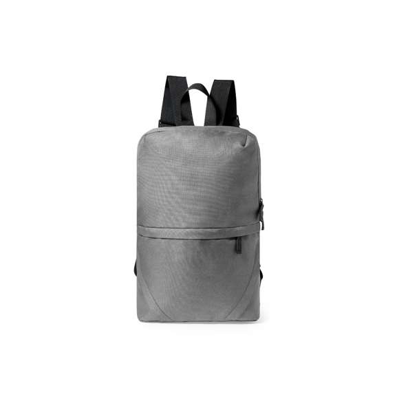 Mochila fabricada en resistente poliéster 600D RPET. Compartimento principal con cierre de cremallera invisible, doble bolsillo exterior y cintas para hombros ajustables. Disponible en variada gama de colores, con distintivo RPET en etiqueta exterior.  El material RPET se elabora a partir de plástico reciclado, para así fomentar la reutilización de residuos plásticos y ayudar a la sostenibilidad del planeta.