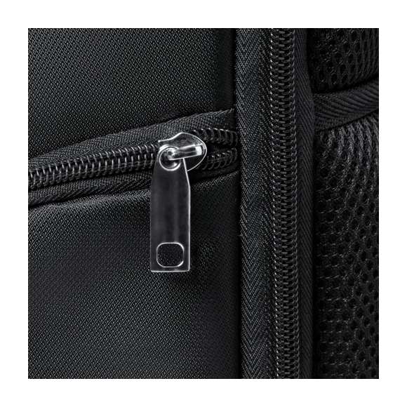 Mochila de calidad premium fabricada en resistente Nyon 600D de acabado en color negro. Compartimento principal con cierre de cremallera a juego y doble tirador. Incluye 3 bolsillos exteriores y 2 bolsillos laterales, todos con cierre de cremallera. Acolchado en asa, parte trasera y cintas para hombros, que además son ajustables. Interior con compartimentos acolchados para ordenador portátil de hasta 17 pulgadas y tablet de hasta 12 pulgadas. Accesorio en espalda para ajuste en trolley.