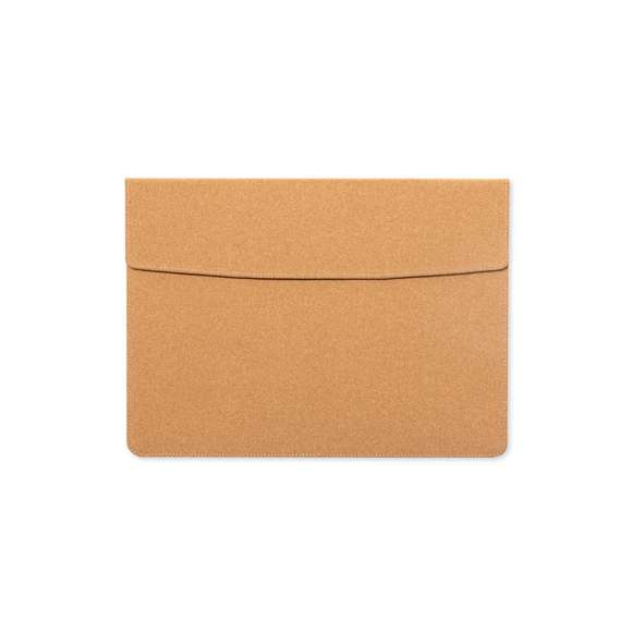 Resistente funda para ordenador portátil de calidad premium fabricada en corcho, favoreciendo el uso de materiales naturales. Compartimento principal con cierre magnético de solapa e interior acolchado. Para ordenador portátil o tablet de hasta 14 pulgadas.