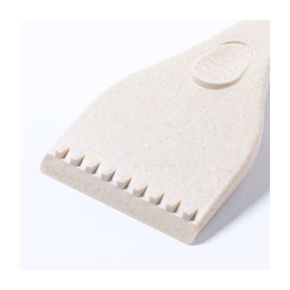 Rascador de hielo de línea nature, fabricado en resistente caña de trigo. Con cómoda asa troquelada y paleta de gran tamaño. Distintivo caña de trigo inyectado en molde. La caña de trigo fomenta la utilización de materias primas naturales, reduciendo así las emisiones contaminantes.