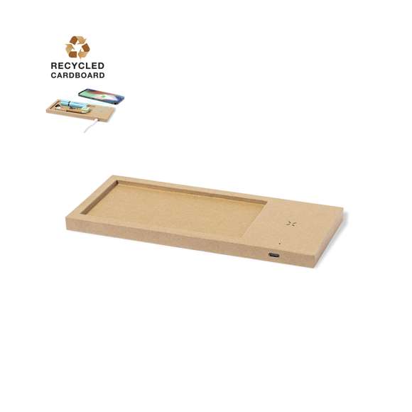 Cargador organizador inalámbrico 10W, fabricado en cartón reciclado y con espacio de almacenaje para artículos de escritorio. Compatible con dispositivos equipados con tecnología de carga inalámbrica Qi, con indicador LED de estado de carga y cable de carga Tipo C incluido. Presentado en caja individual de diseño kraft, con manual de instrucciones en español e inglés.Fabricado conforme a los estándares RoHS y en cumplimiento con los siguientes requisitos de seguridad:Sistema de protección contra sobrecalentamiento.Sistema de protección contra sobrecarga.Sistema de bloqueo para evitar cortocircuitos.