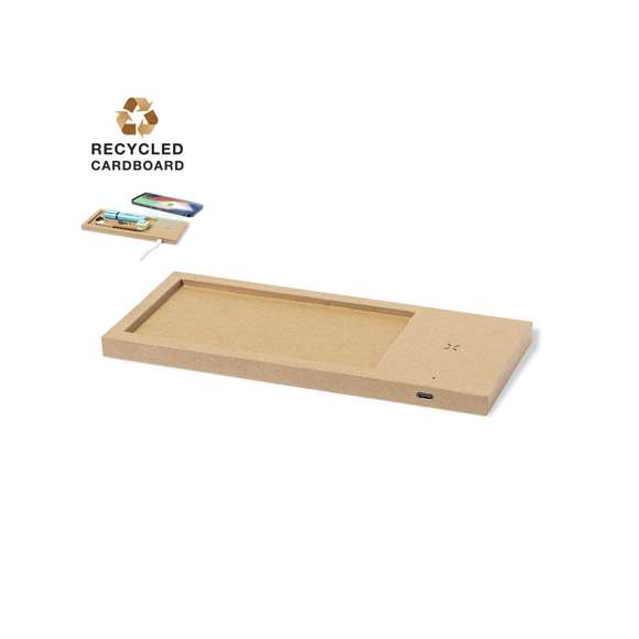Cargador organizador inalámbrico 10W, fabricado en cartón reciclado y con espacio de almacenaje para artículos de escritorio. Compatible con dispositivos equipados con tecnología de carga inalámbrica Qi, con indicador LED de estado de carga y cable de carga Tipo C incluido. Presentado en caja individual de diseño kraft, con manual de instrucciones en español e inglés.Fabricado conforme a los estándares RoHS y en cumplimiento con los siguientes requisitos de seguridad:Sistema de protección contra sobrecalentamiento.Sistema de protección contra sobrecarga.Sistema de bloqueo para evitar cortocircuitos.