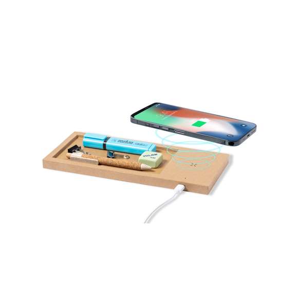 Cargador organizador inalámbrico 10W, fabricado en cartón reciclado y con espacio de almacenaje para artículos de escritorio. Compatible con dispositivos equipados con tecnología de carga inalámbrica Qi, con indicador LED de estado de carga y cable de carga Tipo C incluido. Presentado en caja individual de diseño kraft, con manual de instrucciones en español e inglés.Fabricado conforme a los estándares RoHS y en cumplimiento con los siguientes requisitos de seguridad:Sistema de protección contra sobrecalentamiento.Sistema de protección contra sobrecarga.Sistema de bloqueo para evitar cortocircuitos.