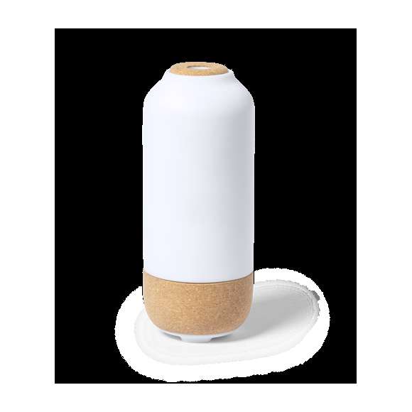 Elegante y decorativo humidificador, fabricado en resistente PP y base en corcho natural. Con 2 modos de vaporización y depósito de 200 ml, indicado para uso en estancias de hasta 25m2. Conexión USB, con cable Tipo C incluido de 1 m. Presentado en caja individual de diseño kraft, con manual de instrucciones en español e inglés y filtro de recambio.