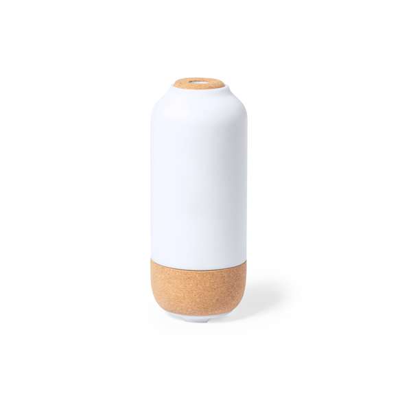 Elegante y decorativo humidificador, fabricado en resistente PP y base en corcho natural. Con 2 modos de vaporización y depósito de 200 ml, indicado para uso en estancias de hasta 25m2. Conexión USB, con cable Tipo C incluido de 1 m. Presentado en caja individual de diseño kraft, con manual de instrucciones en español e inglés y filtro de recambio.