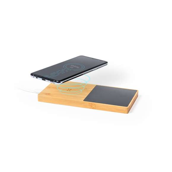 Calentador de tazas de línea nature, con cargador inalámbrico integrado 10W. Fabricado en bambú, con una amplia superficie que permite calentar la taza y cargar el dispositivo simultáneamente. Compatible con dispositivos equipados con tecnología de carga inalámbrica Qi. Incluye cable de carga Tipo C de 1 m y base antideslizante. Con manual de instrucciones en español e inglés y presentado en caja individual de diseño kraft.Fabricado conforme a los estándares RoHS y en cumplimiento con los siguientes requisitos de seguridad:Sistema de protección contra sobrecalentamiento.Sistema de protección contra sobrecarga.Sistema de bloqueo para evitar cortocircuitos.Sistema de transferencia de carga constante, acorde a la capacidad del dispositivo de destino.