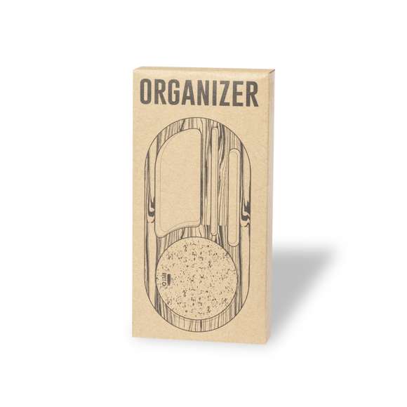  	Organizador de línea nature fabricado en bambú en combinación con fieltro RPET. Con función soporte para smartphone, varios compartimentos extra para objetos y amplia superficie de marcaje. Con distintivo fieltro RPET y presentado en caja individual de diseño kraft. 	 	El fieltro RPET reciclado es fruto de la combinación del proceso de reciclaje de materiales plásticos junto con la técnica milenaria de fabricación del fieltro, dando como resultado un material de eco-tendencia que, además de ser de origen reciclado, también se convierte en reciclable.