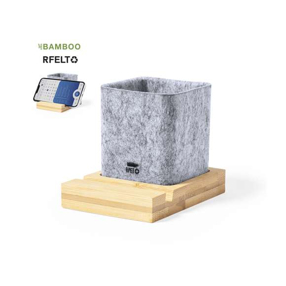 Lapicero de línea nature fabricado en fieltro RPET, con soporte para smartphone en bambú. Con distintivo fieltro RPET y presentado en caja individual de diseño kraft.El fieltro RPET reciclado es fruto de la combinación del proceso de reciclaje de materiales plásticos junto con la técnica milenaria de fabricación del fieltro, dando como resultado un material de eco-tendencia que, además de ser de origen reciclado, también se convierte en reciclable.