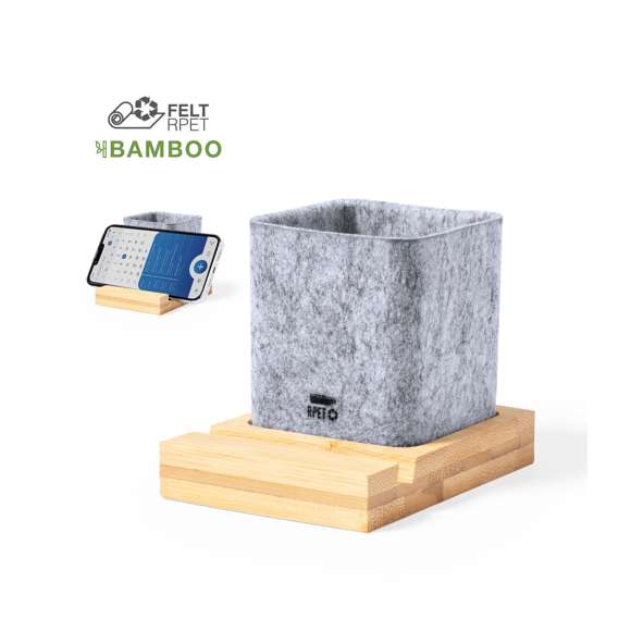 Lapicero de línea nature fabricado en fieltro RPET, con soporte para smartphone en bambú. Con distintivo fieltro RPET y presentado en caja individual de diseño kraft.El fieltro RPET reciclado es fruto de la combinación del proceso de reciclaje de materiales plásticos junto con la técnica milenaria de fabricación del fieltro, dando como resultado un material de eco-tendencia que, además de ser de origen reciclado, también se convierte en reciclable.