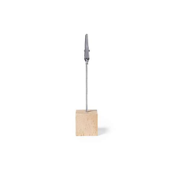 Clip de línea nature, con resistente base fabricada en madera de pino natural. Con poste y pinza metálicos para una firme sujeción de tarjetas, notas, fotos…