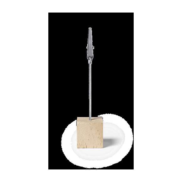 Clip de línea nature, con resistente base fabricada en madera de pino natural. Con poste y pinza metálicos para una firme sujeción de tarjetas, notas, fotos…
