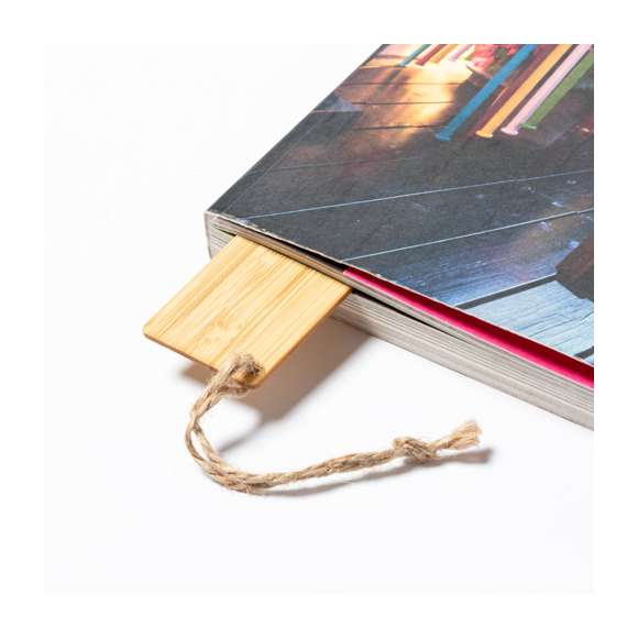 Original y resistente marcapáginas de línea nature fabricado en bambú y con cordón de yute. Conciencia ecológica en combinación con el placer de la lectura.