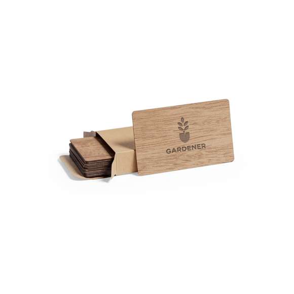 Set de 10 tarjetas de línea nature, fabricadas en madera natural con acabado veteado y especialmente diseñadas para marcaje en laser. Presentación en caja individual de cartón kraft.