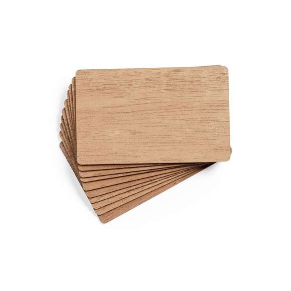 Set de 10 tarjetas de línea nature, fabricadas en madera natural con acabado veteado y especialmente diseñadas para marcaje en laser. Presentación en caja individual de cartón kraft.