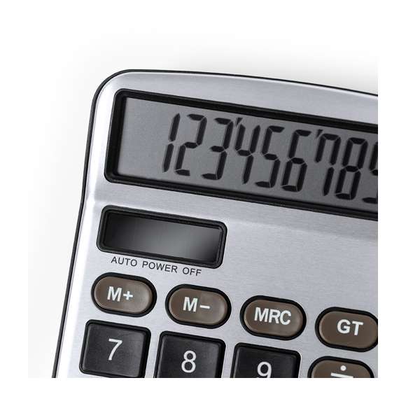 Calculadora de 12 dígitos fabricada en resistente aluminio y ABS, con teclas de tacto suave. Funcionamiento dual con energía solar y alimentación auxiliar con pila de botón (incluida, con film protector). Pantalla LCD y mecanismo de apagado automático. Presentada en caja individual de diseño kraft.