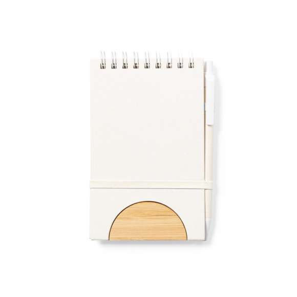 Libreta de línea nature convertible en soporte para smartphone y fabricada con cartones de leche reciclados. Tapas duras, con detalle en bambú en la portada y elástico de sujeción a juego, incluido soporte para bolígrafo. Interior con 80 hojas de disposición a una raya y distintivo cartón de leche reciclado en la contraportadaIncluye bolígrafo fabricado con cartones de leche reciclados y detalles en blanco con mecanismo pulsador y en tinta azul. Con distintivo cartón de leche reciclado en la parte superior del bolígrafo.Los cartones de leche se componen en su mayor parte de cartón y aluminio. Durante su proceso de reciclado, se separan los distintos materiales del envase para su reutilización y nuevo uso, contribuyendo así a recorrer el camino infinito de la economía circular. Este material se caracteriza por su alto grado de reciclabilidad, así como por su ligereza y resistencia.
