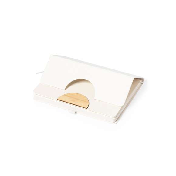 Libreta de línea nature convertible en soporte para smartphone y fabricada con cartones de leche reciclados. Tapas duras, con detalle en bambú en la portada. Elástico de sujeción y marcapáginas de tela a juego, con soporte para bolígrafo (bolígrafo no incluido). Interior con 100 hojas de disposición a una raya y distintivo cartón de leche reciclado en la contraportadaLos cartones de leche se componen en su mayor parte de cartón y aluminio. Durante su proceso de reciclado, se separan los distintos materiales del envase para su reutilización y nuevo uso, contribuyendo así a recorrer el camino infinito de la economía circular. Este material se caracteriza por su alto grado de reciclabilidad, así como por su ligereza y resistencia.