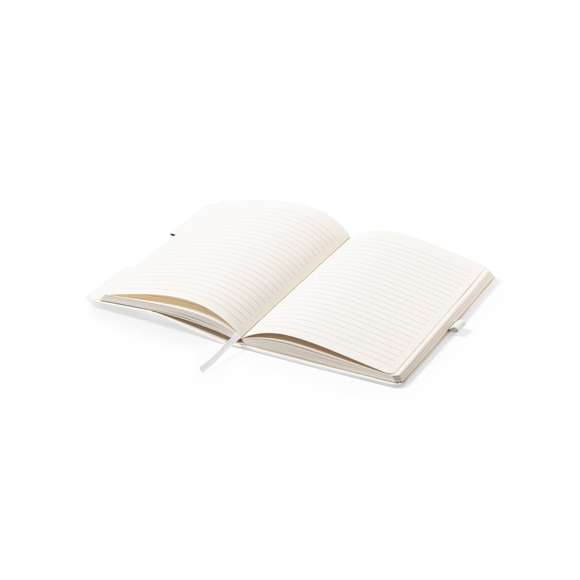 Libreta de línea nature convertible en soporte para smartphone y fabricada con cartones de leche reciclados. Tapas duras, con detalle en bambú en la portada. Elástico de sujeción y marcapáginas de tela a juego, con soporte para bolígrafo (bolígrafo no incluido). Interior con 100 hojas de disposición a una raya y distintivo cartón de leche reciclado en la contraportadaLos cartones de leche se componen en su mayor parte de cartón y aluminio. Durante su proceso de reciclado, se separan los distintos materiales del envase para su reutilización y nuevo uso, contribuyendo así a recorrer el camino infinito de la economía circular. Este material se caracteriza por su alto grado de reciclabilidad, así como por su ligereza y resistencia.