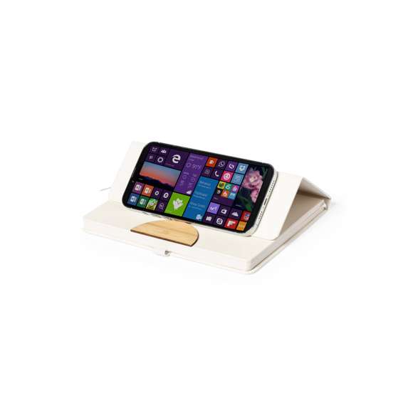 Libreta de línea nature convertible en soporte para smartphone y fabricada con cartones de leche reciclados. Tapas duras, con detalle en bambú en la portada. Elástico de sujeción y marcapáginas de tela a juego, con soporte para bolígrafo (bolígrafo no incluido). Interior con 100 hojas de disposición a una raya y distintivo cartón de leche reciclado en la contraportadaLos cartones de leche se componen en su mayor parte de cartón y aluminio. Durante su proceso de reciclado, se separan los distintos materiales del envase para su reutilización y nuevo uso, contribuyendo así a recorrer el camino infinito de la economía circular. Este material se caracteriza por su alto grado de reciclabilidad, así como por su ligereza y resistencia.