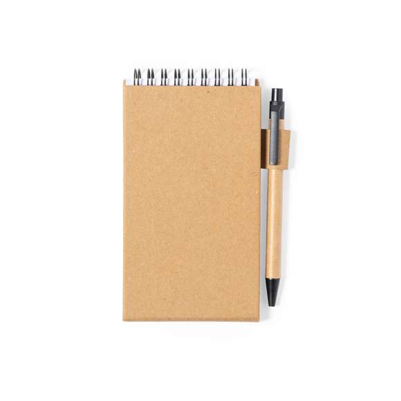 Bloc de notas de línea nature convertible en soporte para smartphone y fabricado en cartón reciclado. Incluye: Bloc de anillas de 30 hojas blancas, con disposición a una raya y soporte para bolígrafo. Bolígrafo en cartón reciclado con detalles en negro, de mecanismo pulsador y en tinta azul.25 notas adhesivas medianas.125 mininotas adhesivas en varios colores.