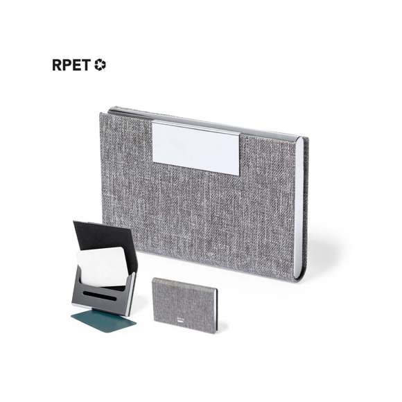 Elegante tarjetero fabricado en resistente poliéster RPET 300D. De tapas duras y cierre magnético. Con detalle metálico cromado en la parte frontal y compartimento interior para almacenar las tarjetas. Con distintivo RPET en la parte trasera y disponible en variada gama de colores. El material RPET se elabora a partir de plástico reciclado, para así fomentar la reutilización de residuos plásticos y ayudar a la sostenibilidad del planeta.