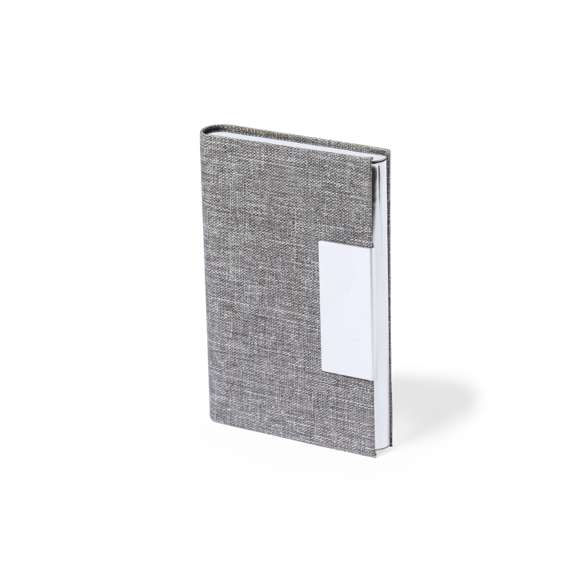 Elegante tarjetero fabricado en resistente poliéster RPET 300D. De tapas duras y cierre magnético. Con detalle metálico cromado en la parte frontal y compartimento interior para almacenar las tarjetas. Con distintivo RPET en la parte trasera y disponible en variada gama de colores. El material RPET se elabora a partir de plástico reciclado, para así fomentar la reutilización de residuos plásticos y ayudar a la sostenibilidad del planeta.