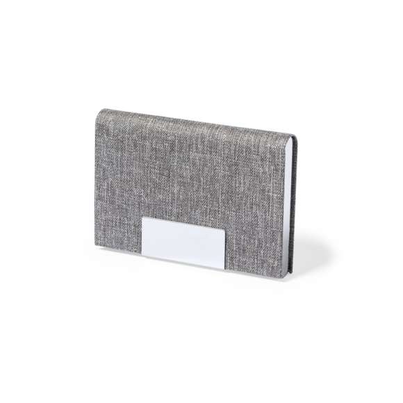 Elegante tarjetero fabricado en resistente poliéster RPET 300D. De tapas duras y cierre magnético. Con detalle metálico cromado en la parte frontal y compartimento interior para almacenar las tarjetas. Con distintivo RPET en la parte trasera y disponible en variada gama de colores. El material RPET se elabora a partir de plástico reciclado, para así fomentar la reutilización de residuos plásticos y ayudar a la sostenibilidad del planeta.
