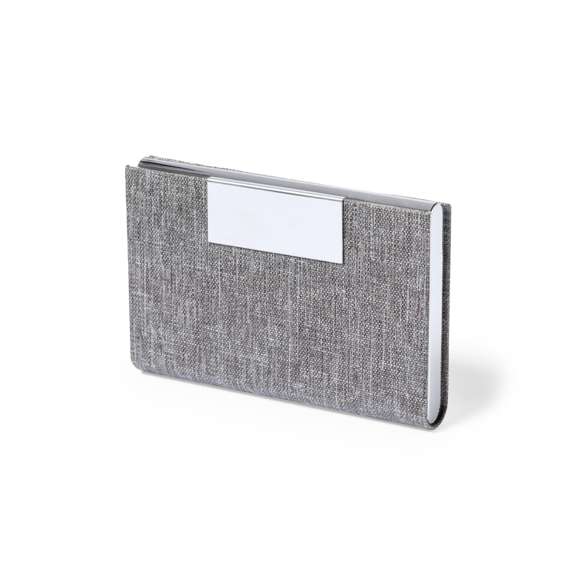 Elegante tarjetero fabricado en resistente poliéster RPET 300D. De tapas duras y cierre magnético. Con detalle metálico cromado en la parte frontal y compartimento interior para almacenar las tarjetas. Con distintivo RPET en la parte trasera y disponible en variada gama de colores. El material RPET se elabora a partir de plástico reciclado, para así fomentar la reutilización de residuos plásticos y ayudar a la sostenibilidad del planeta.