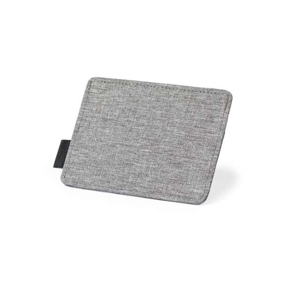 Elegante tarjetero fabricado en poliéster RPET 300D. Con 3 compartimentos independientes para tarjetas y distintivo RPET en la etiqueta exterior. 	 	El material RPET se elabora a partir de plástico reciclado, para así fomentar la reutilización de residuos plásticos y ayudar a la sostenibilidad del planeta.