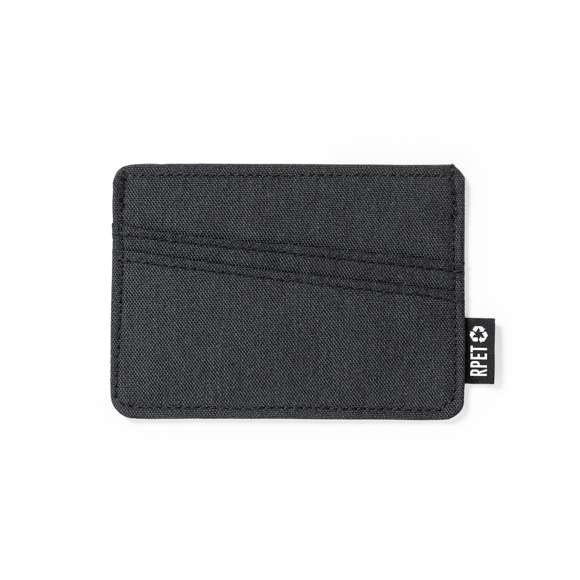Elegante tarjetero fabricado en poliéster RPET 300D. Con 3 compartimentos independientes para tarjetas y distintivo RPET en la etiqueta exterior. 	 	El material RPET se elabora a partir de plástico reciclado, para así fomentar la reutilización de residuos plásticos y ayudar a la sostenibilidad del planeta.