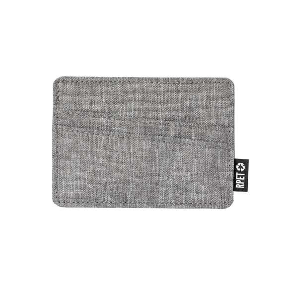 Elegante tarjetero fabricado en poliéster RPET 300D. Con 3 compartimentos independientes para tarjetas y distintivo RPET en la etiqueta exterior. 	 	El material RPET se elabora a partir de plástico reciclado, para así fomentar la reutilización de residuos plásticos y ayudar a la sostenibilidad del planeta.