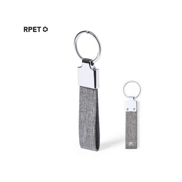 Elegante llavero con cinta fabricada en poliéster RPET 300D y accesorio cromado. Disponible en variada gama de colores, con distintivo RPET en la cinta y anilla metálica cromada. El material RPET se elabora a partir de plástico reciclado, para así fomentar la reutilización de residuos plásticos y ayudar a la sostenibilidad del planeta.