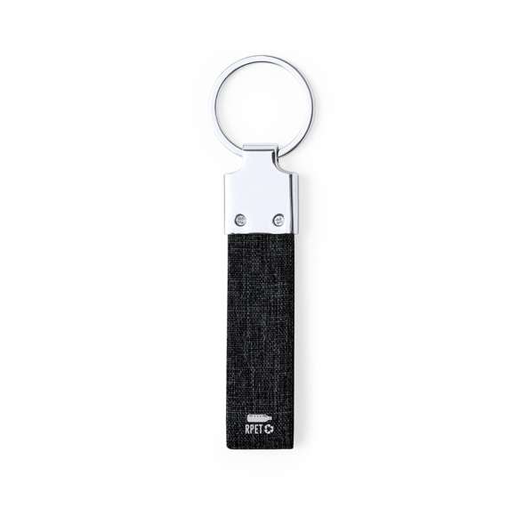 Elegante llavero con cinta fabricada en poliéster RPET 300D y accesorio cromado. Disponible en variada gama de colores, con distintivo RPET en la cinta y anilla metálica cromada. El material RPET se elabora a partir de plástico reciclado, para así fomentar la reutilización de residuos plásticos y ayudar a la sostenibilidad del planeta.
